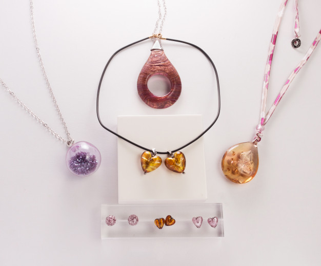 گردنبد و دستبند