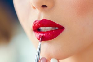 لب های خود رنگ کنید