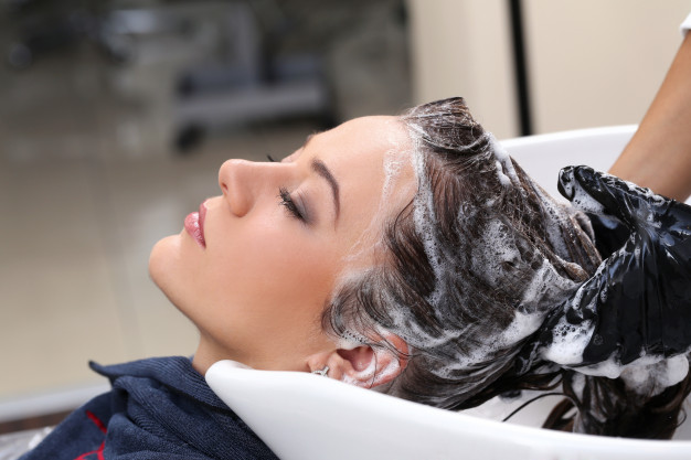 آیا درست است که زیاد سر را بشویید موهایتان می ریزد؟